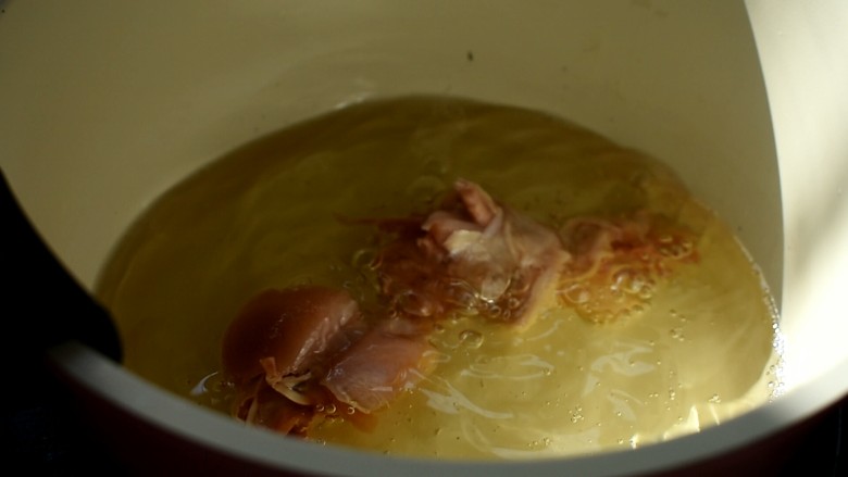 辣子鸡,腌制好的鸡块放入油锅中炸制,油温七成热左右