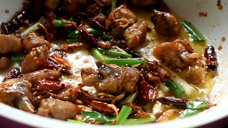 辣子鸡,还有<a style='color:red;display:inline-block;' href='/shicai/ 678'>白芝麻</a>,也撒上一些,特别香