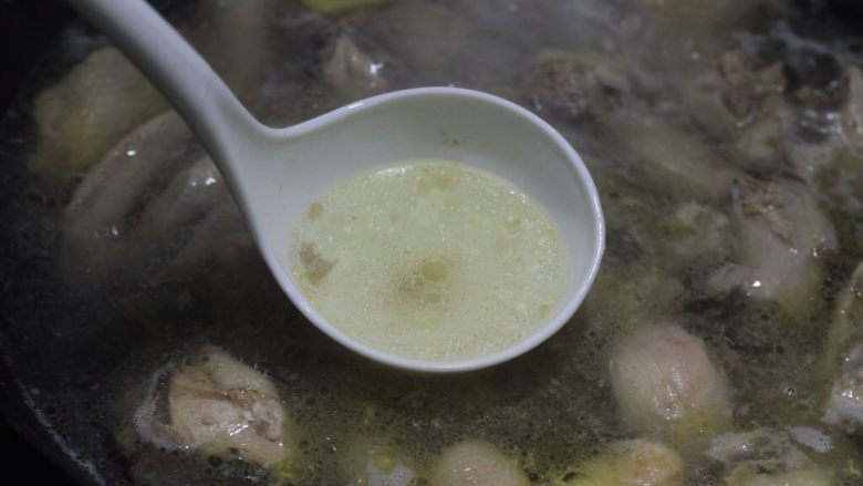 鸡汤云吞面,暖暖的味道,中大火一直熬制半小时以上,鸡汤就会变成淡黄色了,加两片姜进去,小火再煮10分钟就好啦,整个过程不用放盐。