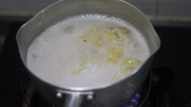 鸡汤云吞面,暖暖的味道,水开丢面团进去,大火煮两分钟就熟了。