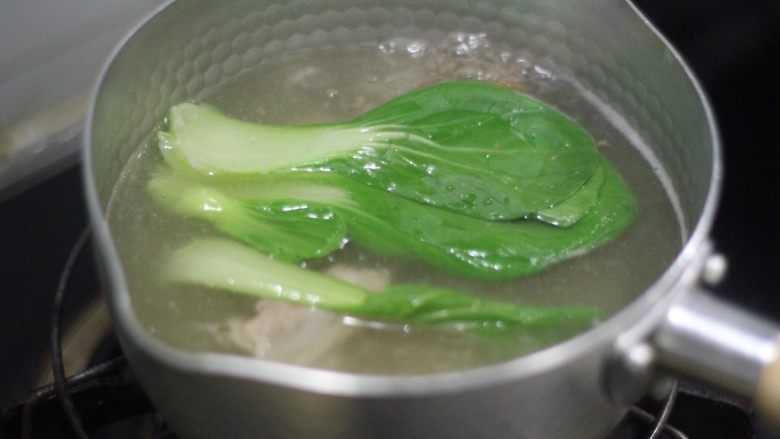鸡汤云吞面,暖暖的味道,鸡汤出锅前加适量的盐,再丢两颗<a style='color:red;display:inline-block;' href='/shicai/ 115'>油菜</a>。