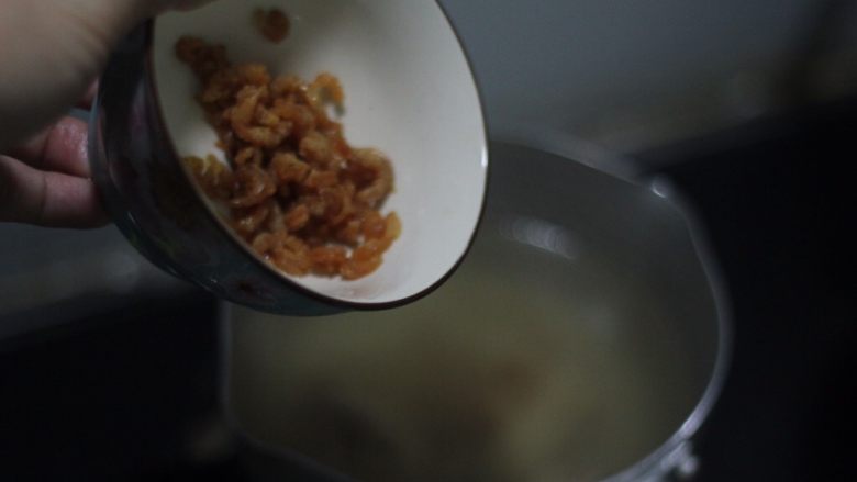 鸡汤云吞面,暖暖的味道,把之前熬好的鸡汤单独再煮一下,放泡好的<a style='color:red;display:inline-block;' href='/shicai/ 1694'>海米</a>,滚2分钟提鲜。