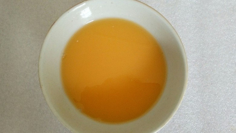 蜜橙糕,将<a style='color:red;display:inline-block;' href='/shicai/ 4264'>土豆粉</a>、橙汁、白糖倒一起,混合均匀