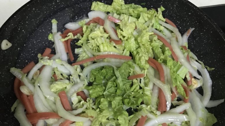 火腿大白菜,等杆子和火腿都软了，马上放叶子，放入鸡精和盐，少量生抽，马上出锅
