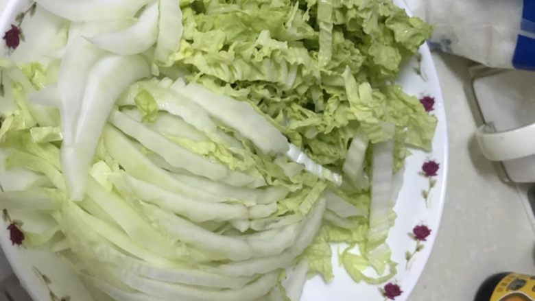 火腿大白菜,白菜切丝，杆子和叶子分开点