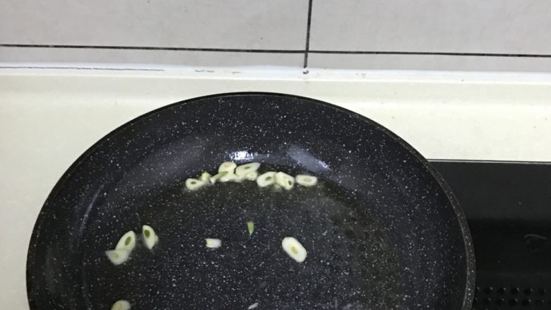火腿大白菜,热油爆炒大蒜
