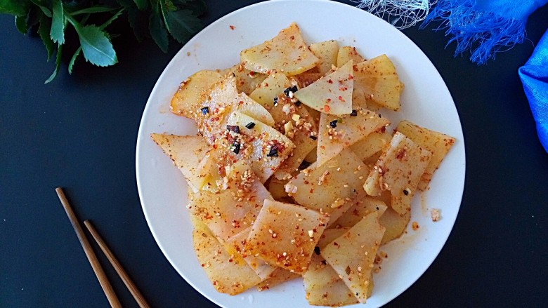 油泼孜然土豆片,辣辣的,适合此刻冷冷的天气!