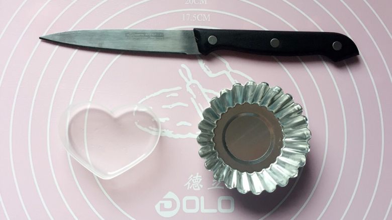 吃掉一朵花+牡丹花馒头,准备好做牡丹花要用到的工具,心形模一个,蛋挞模具一个和一小刀。