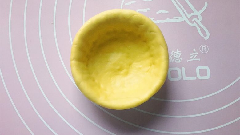 吃掉一朵花+牡丹花馒头,把擀好的圆面片,放入刷好油的蛋挞模具中。