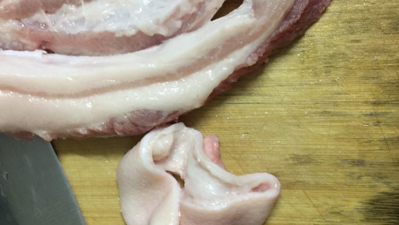 电饭锅叉烧肉,去好皮后,放入碗里备用