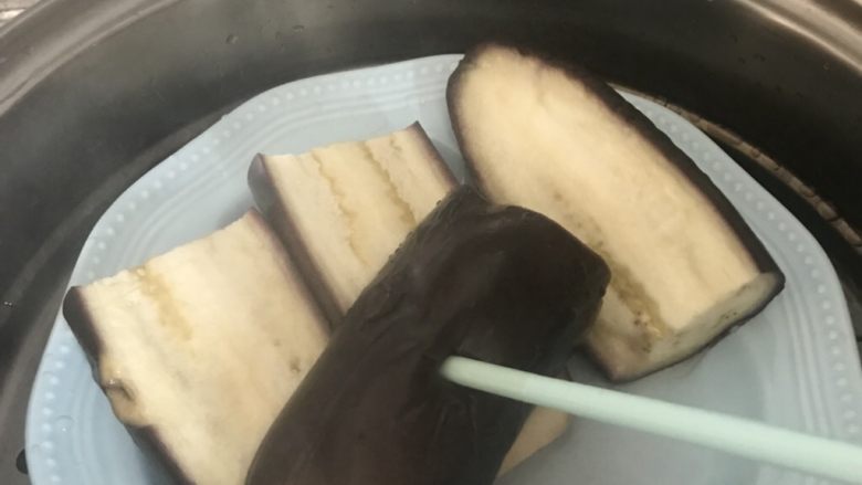 健康的茄子,10分钟后,用筷子插入茄子,轻松插入证明已熟透