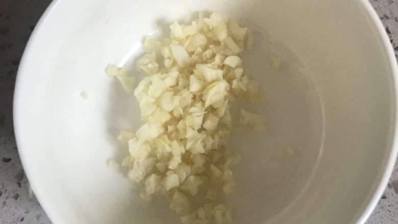 健康的茄子,蒜切成蒜末