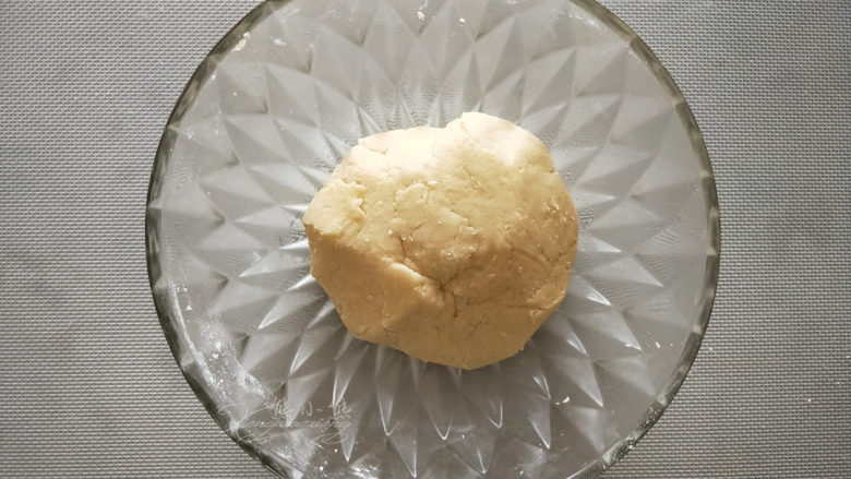 小熊爪印饼干--小盆友都喜欢,用刮刀以切拌的手法混合黄油和面粉,混合到没有干粉即可,不可过度搅拌导致面粉起筋。