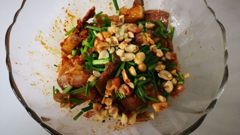 #懒人料理#凉拌麻辣猪头肉,熟<a style='color:red;display:inline-block;' href='/shicai/ 4262'>花生米</a>拍碎,放进去。