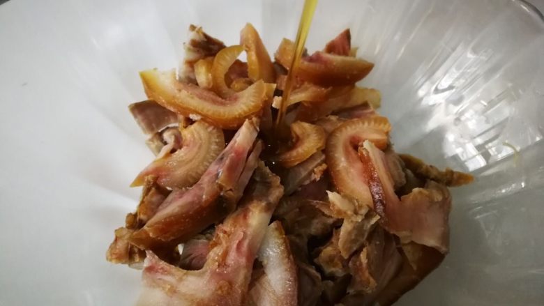 #懒人料理#凉拌麻辣猪头肉,然后把猪头肉切薄片,哎,家里菜刀太钝了,只能切这样。然后加入<a style='color:red;display:inline-block;' href='/shicai/ 3738'>芝麻油</a>。