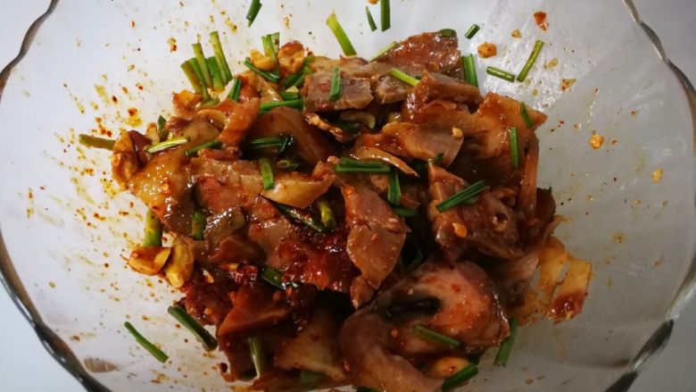 #懒人料理#凉拌麻辣猪头肉,再次搅拌均匀,装盘。