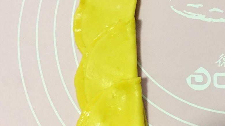 吃掉一朵花+花馒头,6个或7个为一组,纵向排列起来。