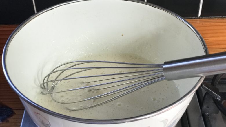 法式传统甜点:蛋白糖/Meringue,大概30秒后将一滴液体放在手指上检查一下糖是否融化了. 如果还没有完全融化就继续搅拌.