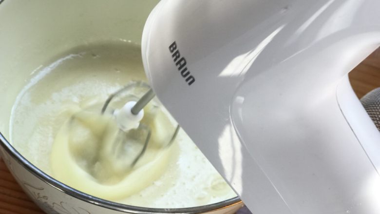 法式传统甜点:蛋白糖/Meringue,糖融之后就用打蛋器, 开始从低到中速度打
