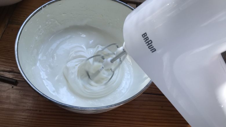 法式传统甜点：蛋白糖/Meringue,一会儿颜色就变了、加速度（可以开最高的挡）