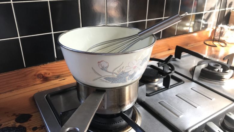 法式传统甜点:蛋白糖/Meringue,这一步看起来比较复杂但是其实很简单. 锅子里加入少许清水(水水平在盘子下面、大概2-3厘米). 然后开火烧水、水烧之后换小火. 将蛋清糖盘子放在锅上.