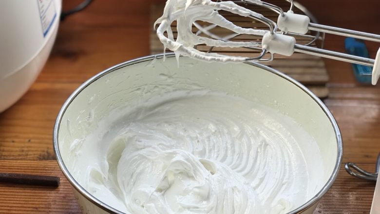 法式传统甜点:蛋白糖/Meringue,打至细泡有点纹理放入剩余的糖,打至硬性发泡,即倒扣盆子也不会掉落。