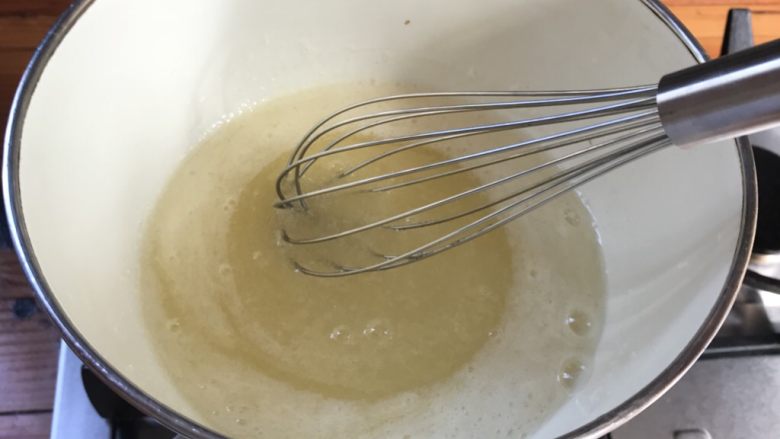 法式传统甜点:蛋白糖/Meringue,然后就开始不断搅拌、我们是要糖融化不是煮鸡蛋所以这个一步需要注意一点.