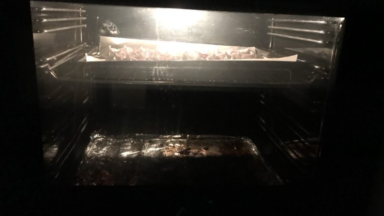 法式传统甜点:蛋白糖/Meringue,挤好把烤盘放入烤箱中层,我的烤箱只能上面加热所以我放低一点. 温度建议开100度左右. 时间起码1个小时,时间到了可以拿一个看是否好揭开. 如果还没有完全干需要再烤一会儿. 这个别担心有的烤箱需要2-3个小时.