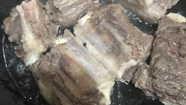 牛排骨炖白胖萝卜,锅烧热 放油放入牛排然后炸出牛油 捞出放碗里 等用
