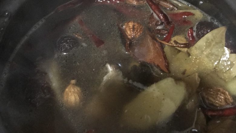 牛排骨炖白胖萝卜,放入煲锅当中 烧开小火炖 一小时左右 