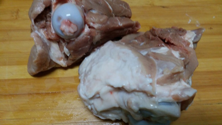 #为家乡菜爆灯#酸菜汆白肉,大棒骨一个,让卖肉的给剁成两节