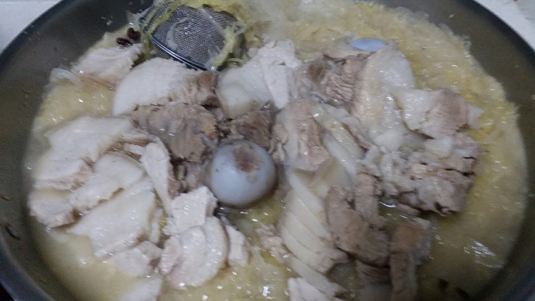 #为家乡菜爆灯#酸菜汆白肉,酸菜炖熟后放入切好的肉片,在炖几分钟后可以关火了。(因为酸菜本身有咸味,所以可以根据自己的口味适当放盐调味即可)吃的时候可以沾韭菜花和豆腐乳吃就可以了。