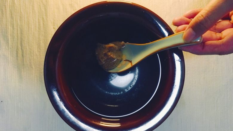 味噌鸡肉丸日式火锅,取一勺味噌,放入高汤溶化。味噌高汤置于锅中备用。