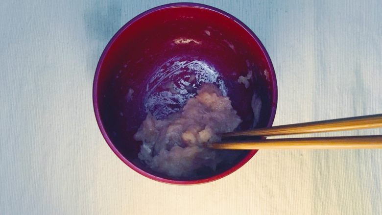 味噌鸡肉丸日式火锅,加入日本料理酒,搅拌至粘稠。