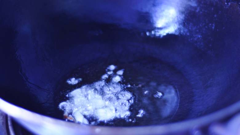 糖醋鸡胸五彩肉丸, 锅中倒入少许油,将葱、姜米下锅翻炒数秒,