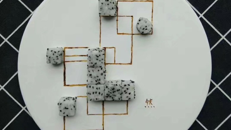 那些日子做过的餐盘画,再附上刚开始学摆盘的第一个作品,俄罗斯方块,满满的童年回忆。