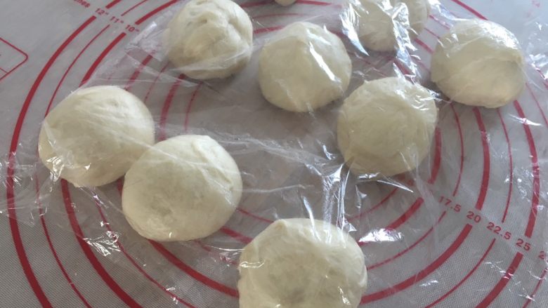 软萌面包卷(冷藏发酵),将小面团滚圆后盖保鲜膜松弛15分钟;