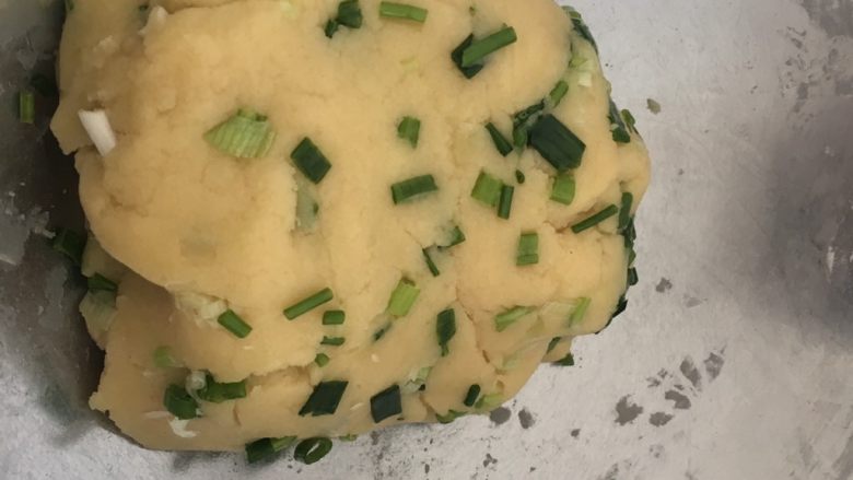香酥桃酥,加入切成碎的香葱;翻拌均匀,和成面团;