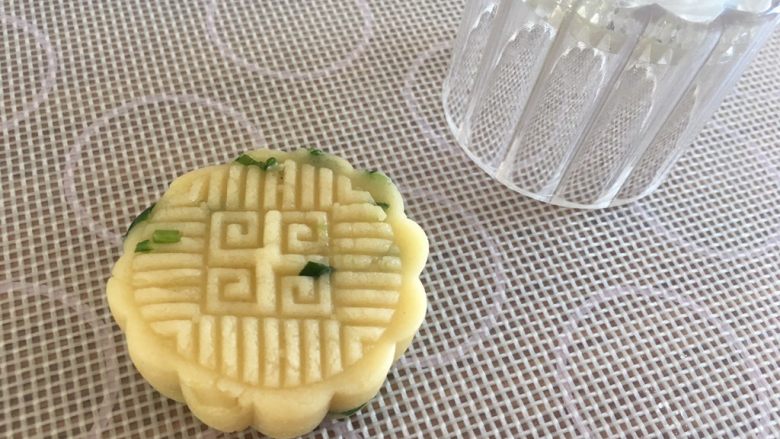 香酥桃酥,然后用月饼模具压出形状就好。