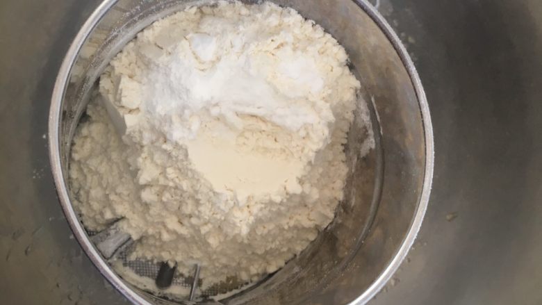 香酥桃酥,把所有的粉类混合在一起过筛,加入液体中;