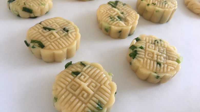 香酥桃酥,把所有的面团都压扁,预热烤箱180度;