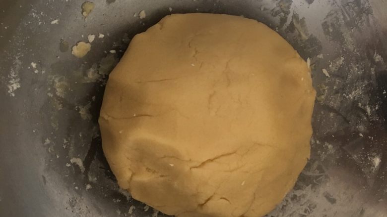 香酥桃酥,揉成面团,也可以同时加入葱碎再揉成面团;