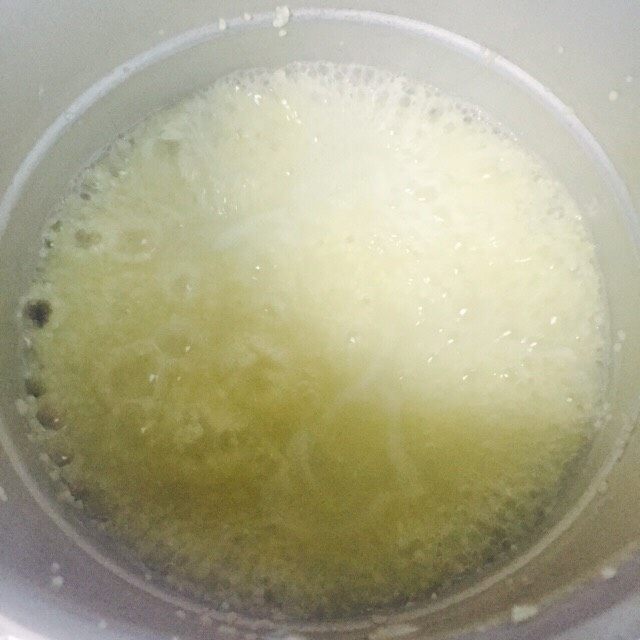 懒人料理+鲜虾瑶柱小米粥,让其自然冷却将限压伐拿开才可将锅盖打开。把虾仁放入锅内,加1小勺的盐和1勺的食用油大火煮开(不用盖上锅盖)