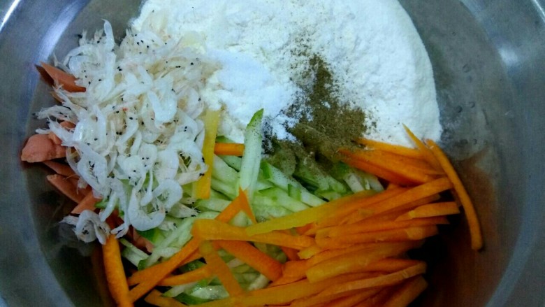 #懒人料理#快手虾皮三丝饼,把胡萝卜丝，黄瓜丝，火腿丝放入盆中，加入适量<a style='color:red;display:inline-block;' href='/shicai/ 519'>面粉</a>，适量虾皮，适量盐，适量<a style='color:red;display:inline-block;' href='/shicai/ 12043'>花椒粉</a>