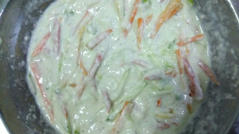 #懒人料理#快手虾皮三丝饼,加入适量清水搅拌成面糊