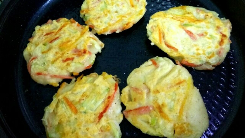 #懒人料理#快手虾皮三丝饼,另一面煎至金黄出锅