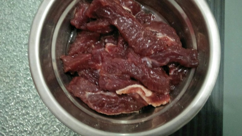 烧饼夹肉,<a style='color:red;display:inline-block;' href='/shicai/ 216'>牛肉</a>切成条状放入<a style='color:red;display:inline-block;' href='/shicai/ 718'>料酒</a>，<a style='color:red;display:inline-block;' href='/shicai/ 692'>酱油</a>，糖，<a style='color:red;display:inline-block;' href='/shicai/ 512'>玉米淀粉</a>，小苏打等调料搅拌均匀并腌制一小时以上。