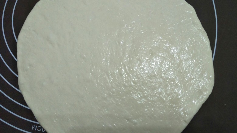 烧饼夹肉,擀成方型,涂上一层水