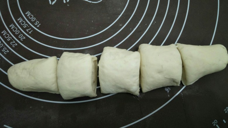 烧饼夹肉,分成大约相等份量的剂子。