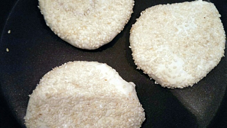 烧饼夹肉,平底锅加热后转小火,锅不放油,放入饼胚,盖锅盖烙大约一分钟,再翻转过来再盖锅烙一分钟,然后两面来回翻转再烙二到三分钟左右,待两面金黄,面皮鼓起饼也烙好了。来回翻转是避免饼皮烙焦。